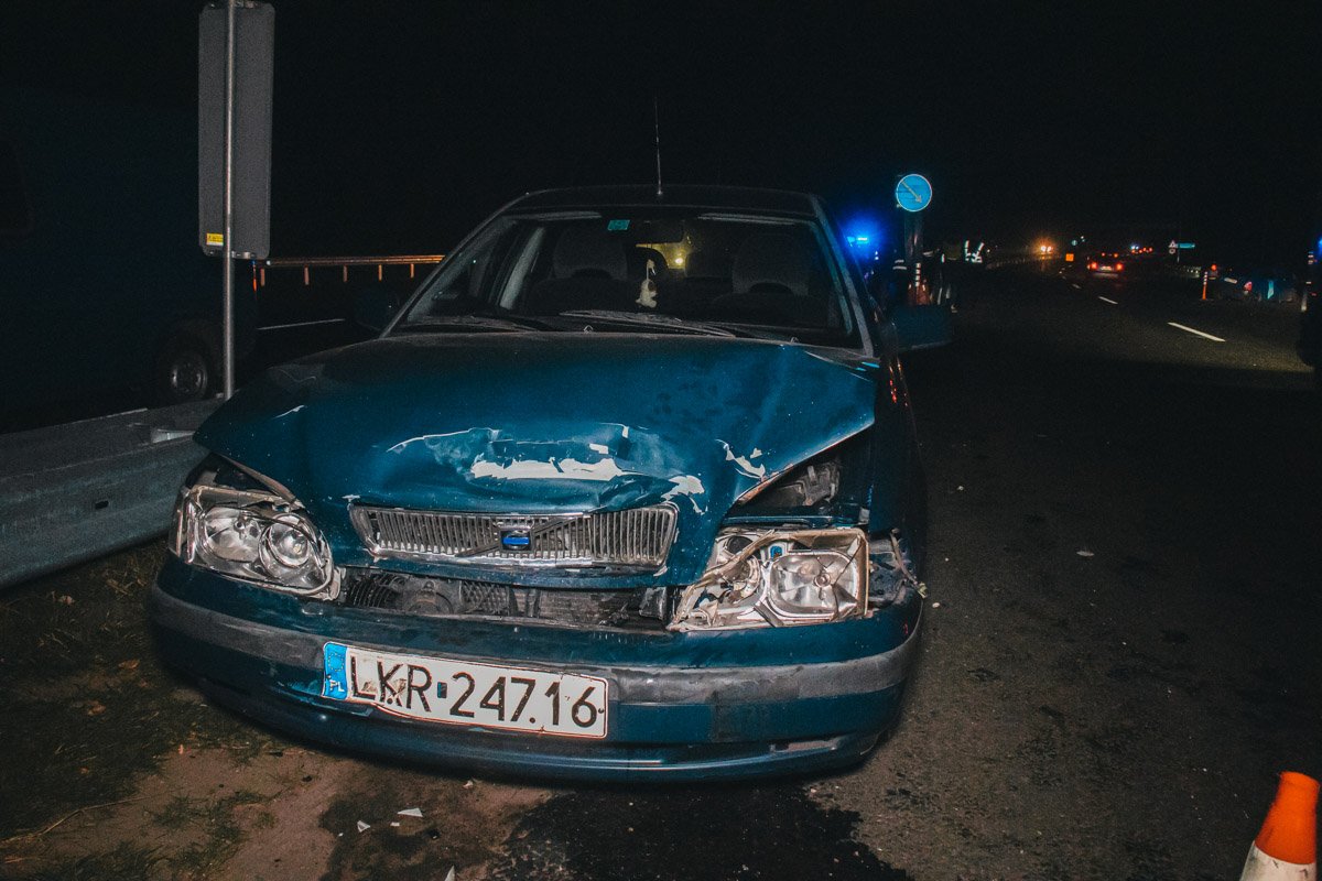 Предварительно, Volvo догнала впереди стоящий автомобиль и вытолкнула его на встречную полосу