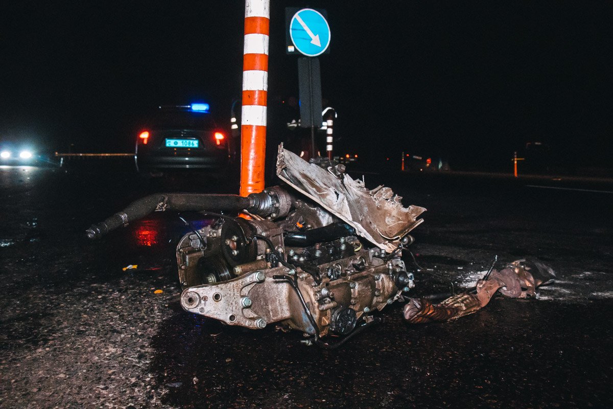 От сильного удара запчасти машин разбросало по трассе