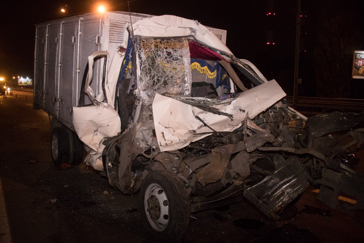 Газель влетела в стоящий грузовик Газель влетела в стоящий грузовик