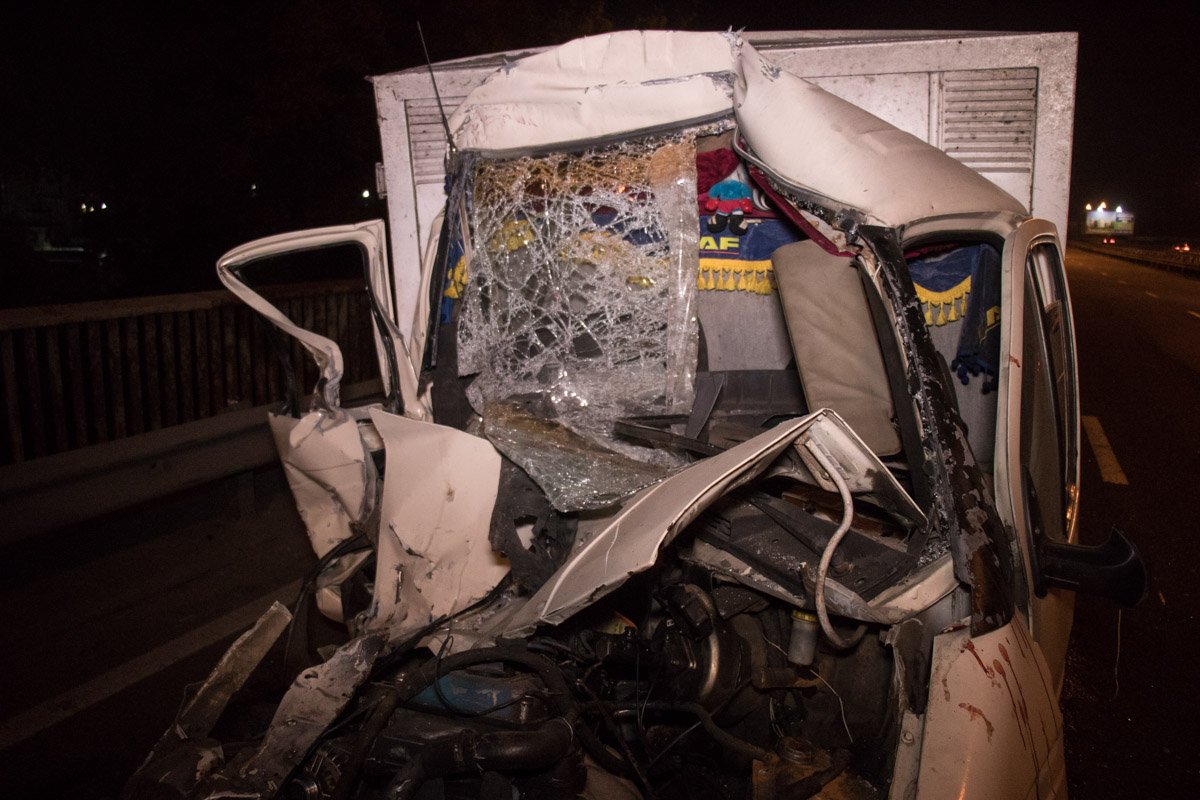 Кузов автомобиля буквально смяло Кузов автомобиля буквально смяло