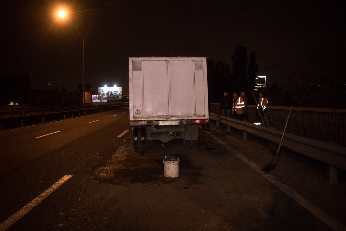 По словам очевидцев, ЗИЛ стоял без предупреждающих знаков По словам очевидцев, ЗИЛ стоял без предупреждающих знаков