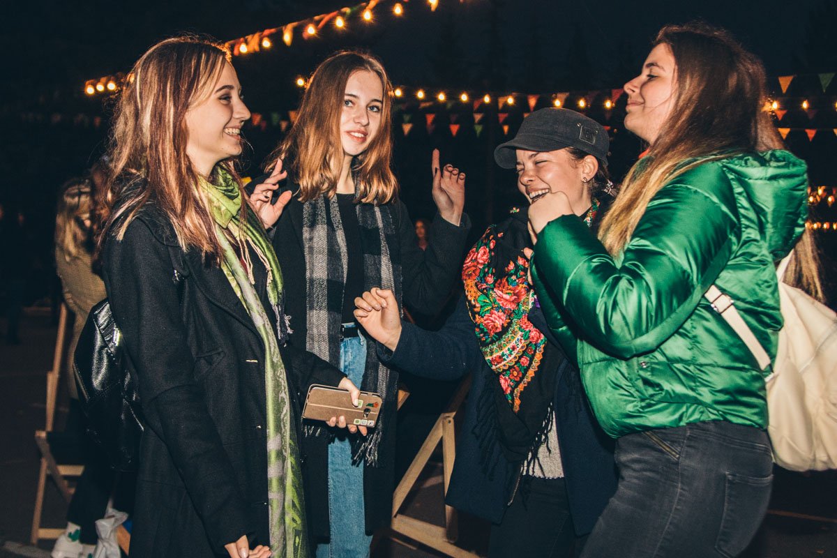 Барахолка - отличное место для развлечений с друзьями