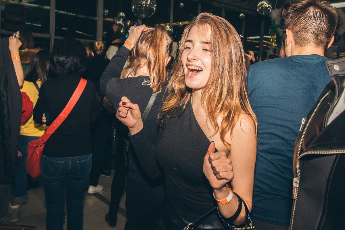 Кто сказал, что на вечеринку в стиле 90-х нельзя надеть вечернее платье?