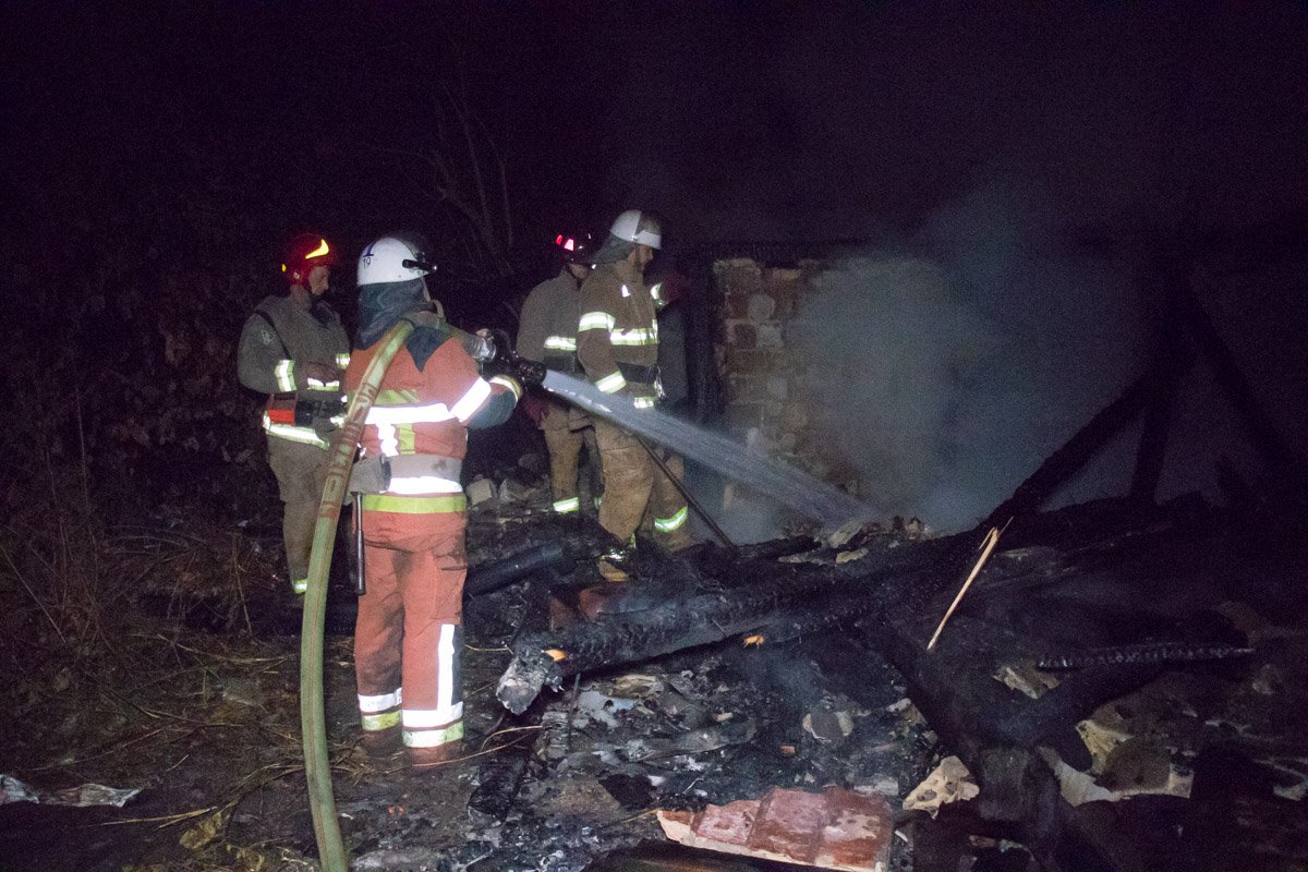 Расстояние между домами составляет около сотни метров Расстояние между домами составляет около сотни метров