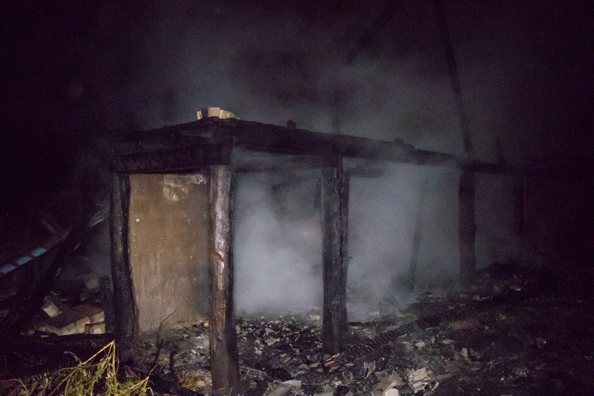 Местные жители говорят, что перед пожаром видели неизвестного Местные жители говорят, что перед пожаром видели неизвестного