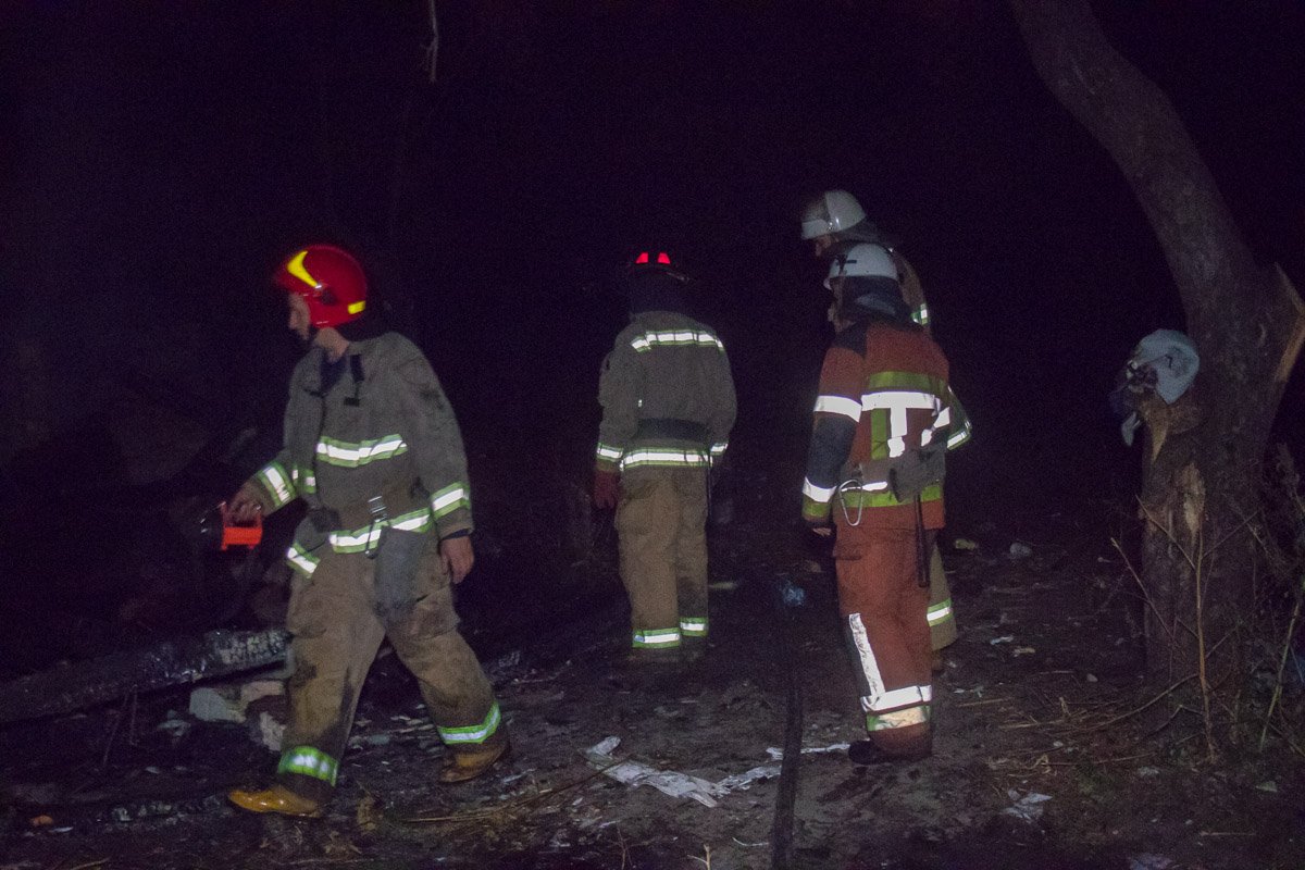 На месте работало 4 единицы техники и 15 человек личного состава На месте работало 4 единицы техники и 15 человек личного состава