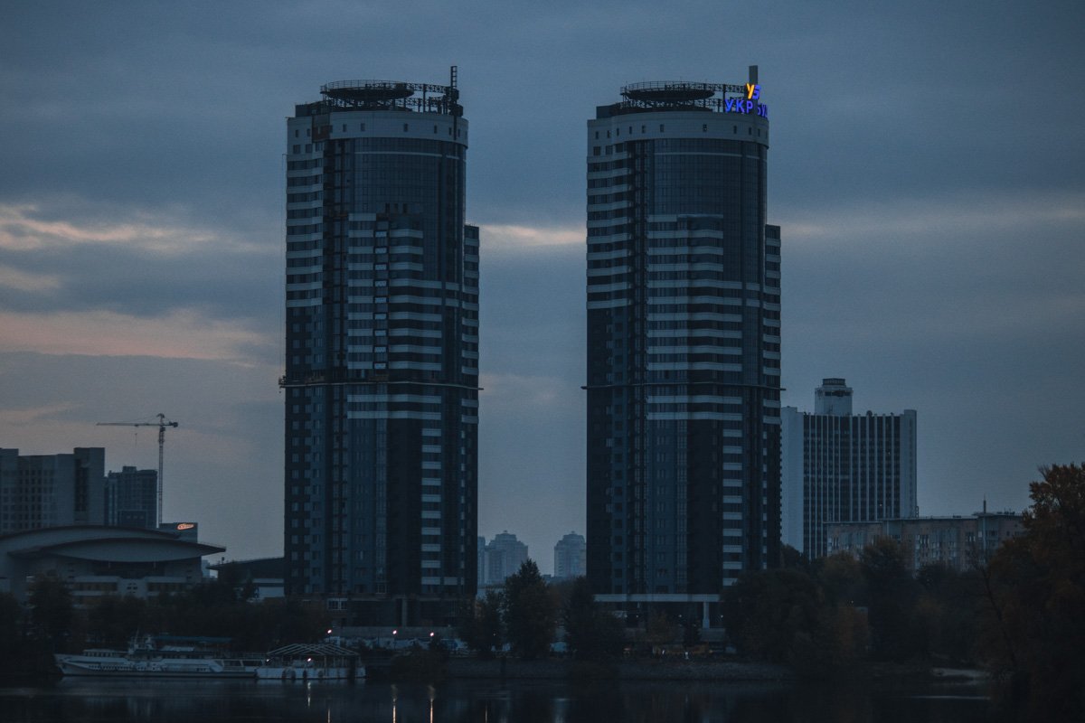 Многоэтажки на левом берегу Киева встречали рассвет вместе с нами