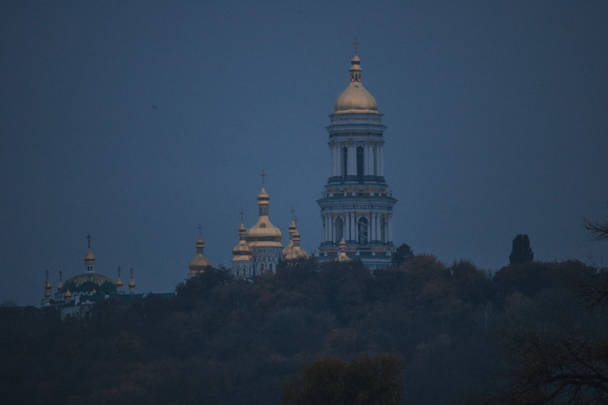 Киево-Печерская лавра на фоне неба, плотно затянутого тучами