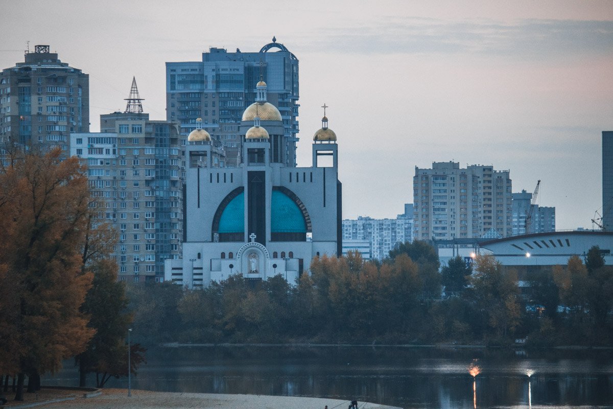 Дымка и нежный рассвет над Гидропарком