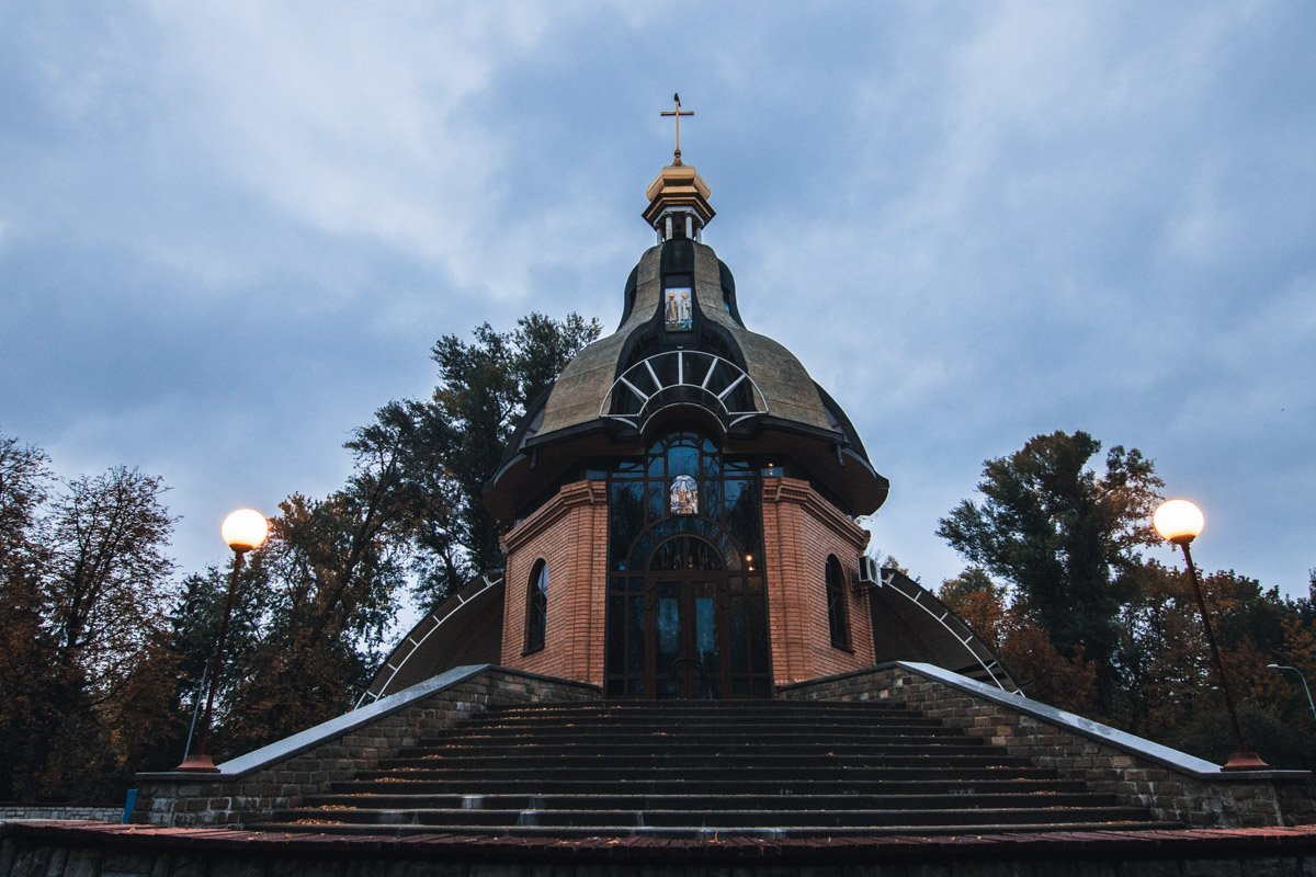 Даже небольшая церквушка на рассвете выглядит монументально