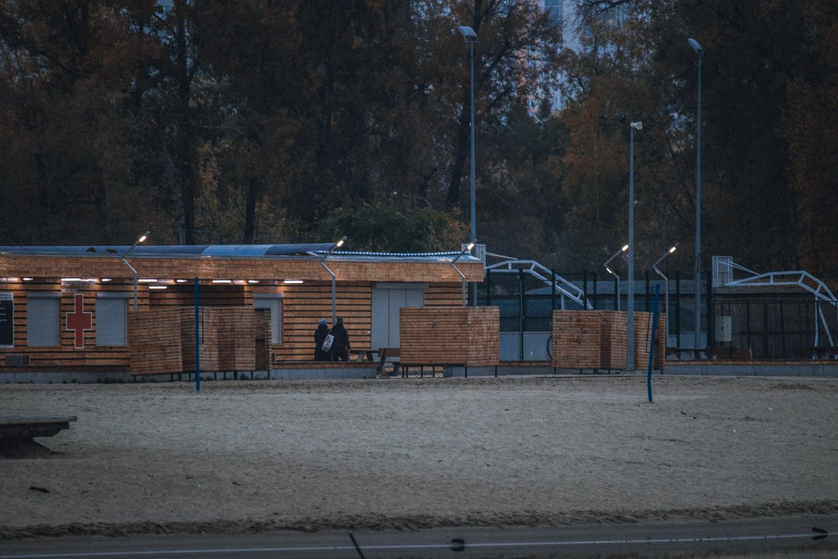 Одинокие прохожие на утренней прогулке