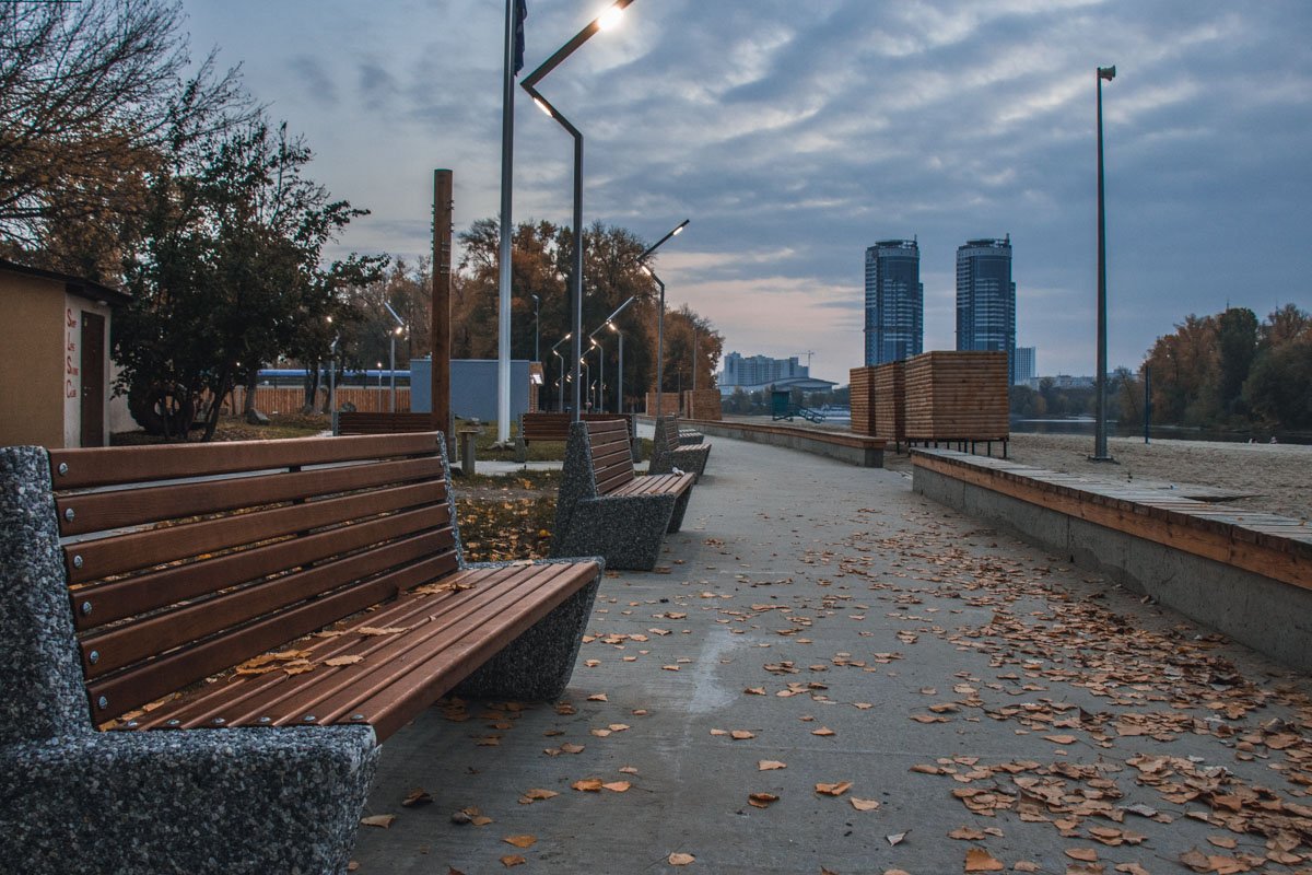 Пустые тротуары ждут первых прохожих