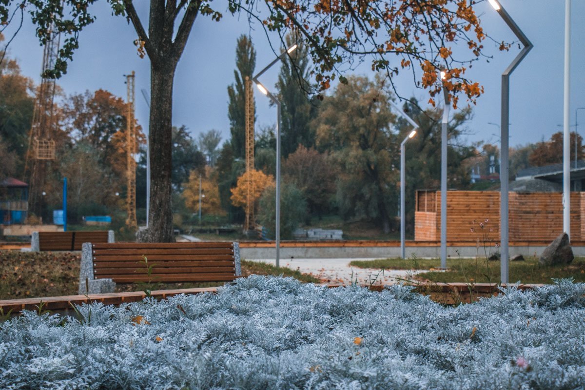 Вот-вот и станет настолько светло, что уличное освещение выключится