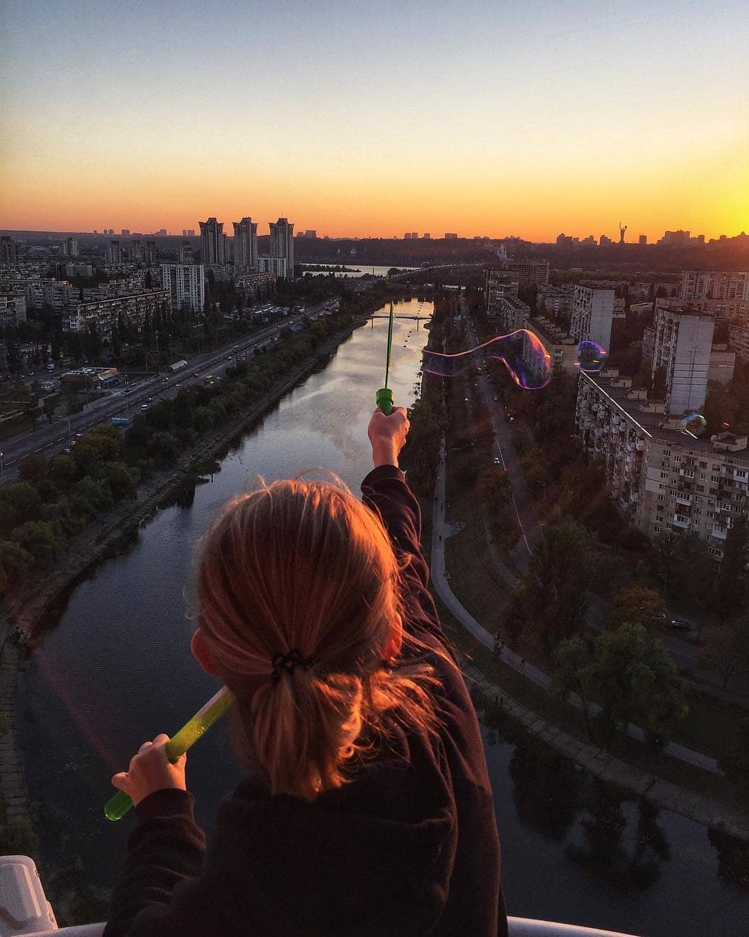 Мыльные пузыри над Киевом. Фото: @ru_dobzhynsky