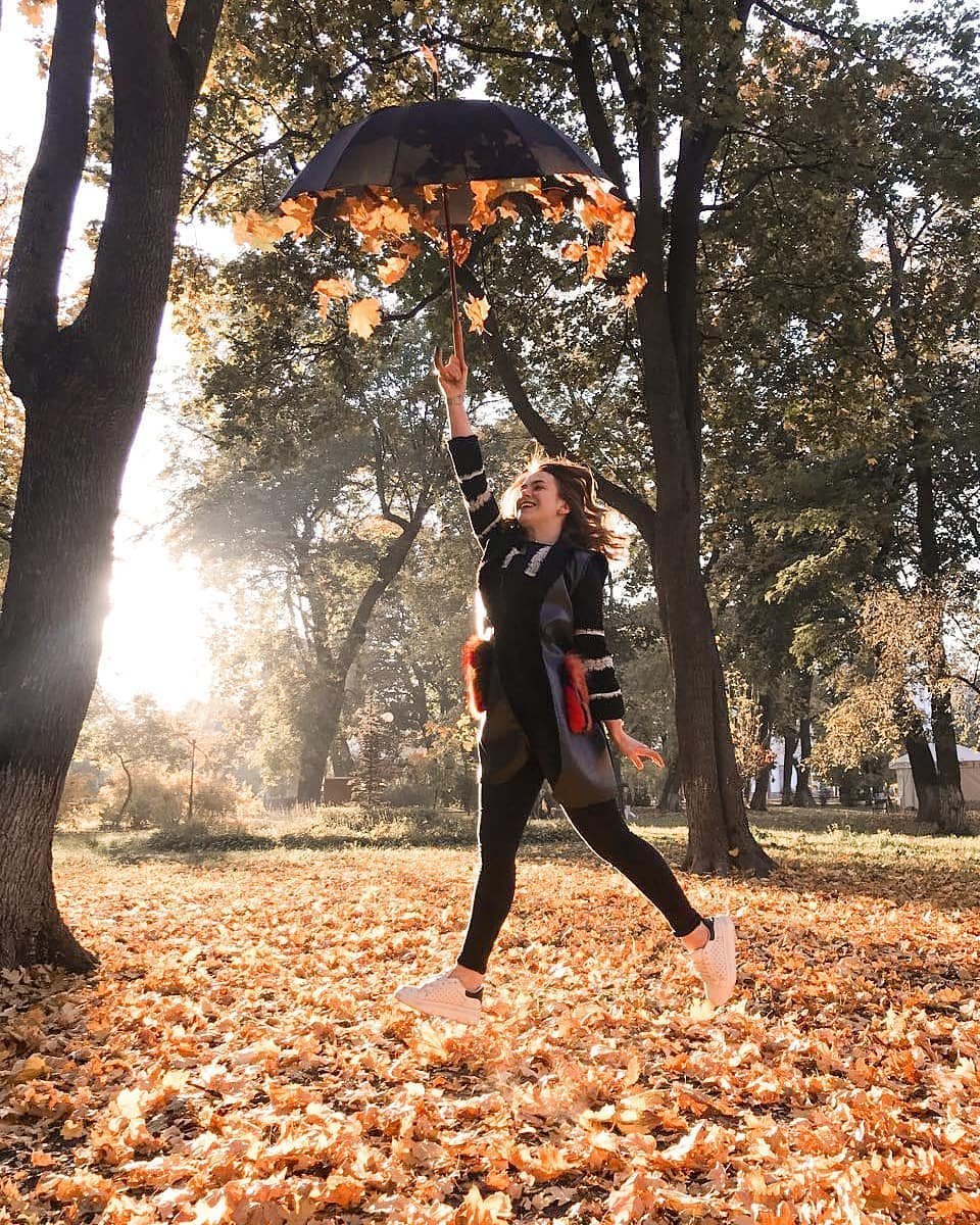 Фото с листвой может быть креативным. Фото: @rinaivashkova