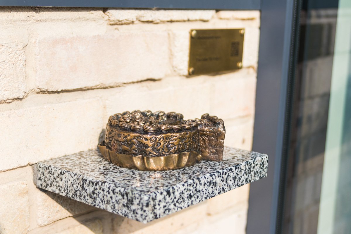 Многострадальный тортик переехал поближе к шоколадной фабрике «Roshen» 