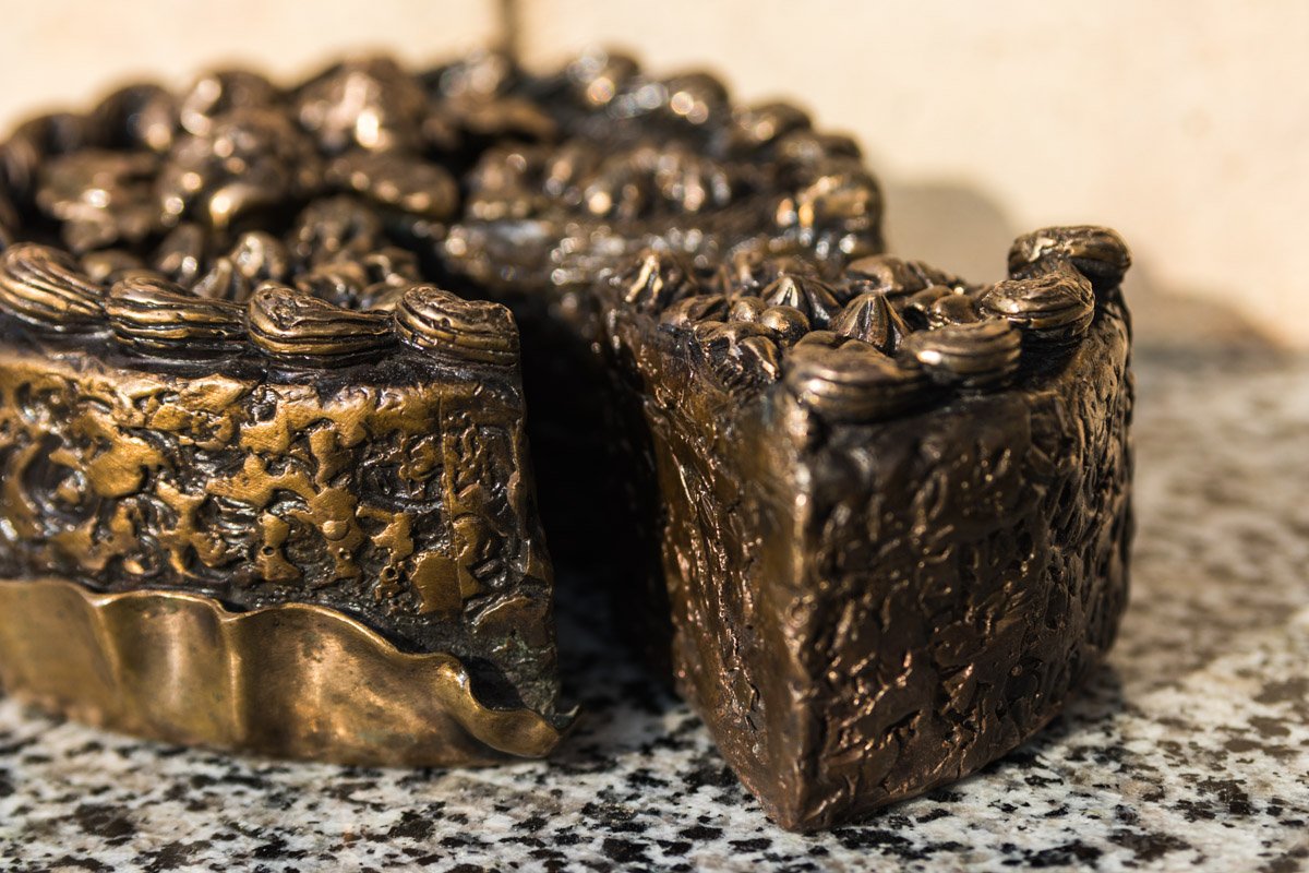 Теперь скульптурку можно отыскать по адресу проспект Науки, 1