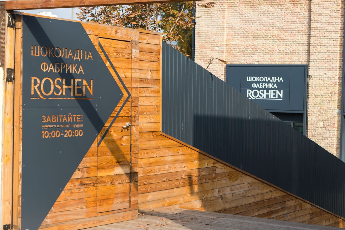 Сначала нужно спустится по лестнице