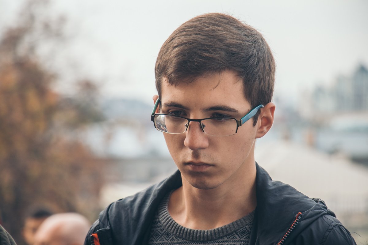 Молодые люди также пришли в этот день проститься с Мариной Поплавской