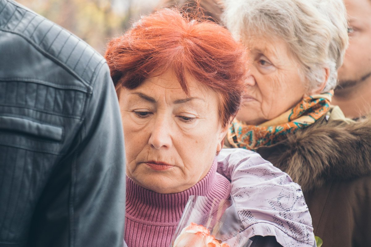 Со слезами на глазах женщины прощались с Мариной Поплавской