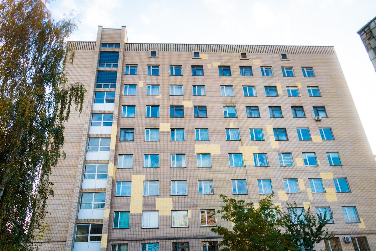 Из окна роддома Киевской областной клинической больницы выбросилась молодая женщина