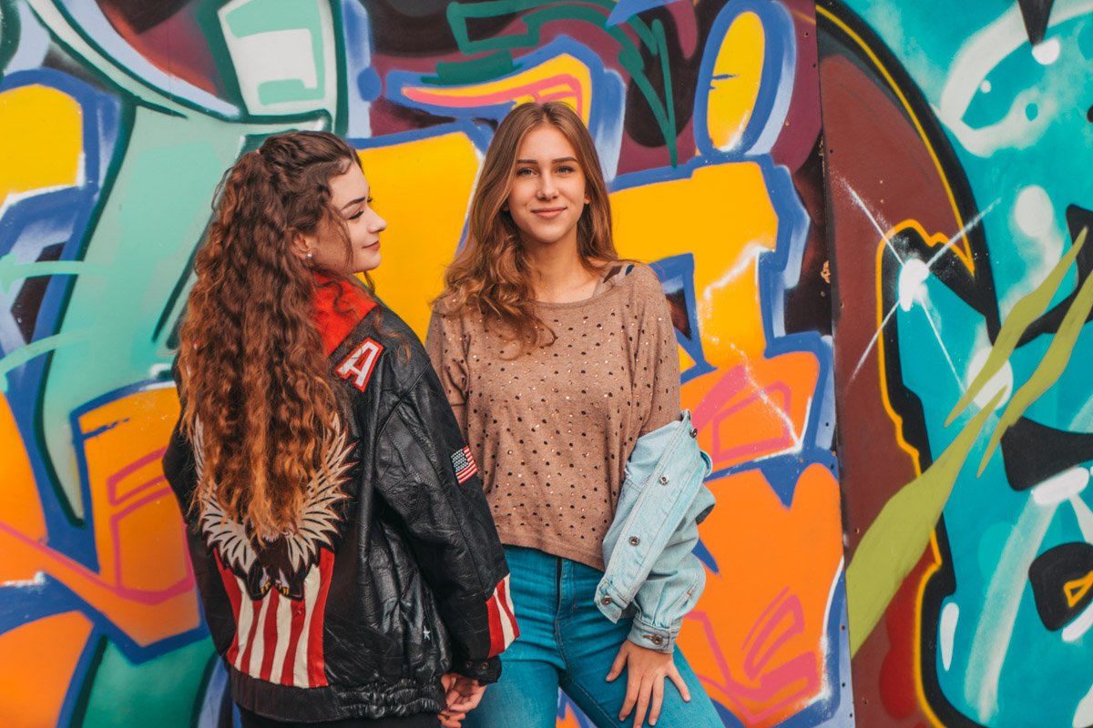 Позирование около граффити. Позирование около граффити.