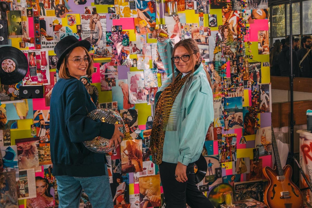 Нужно приходить со своим диско-шаром. Нужно приходить со своим диско-шаром.