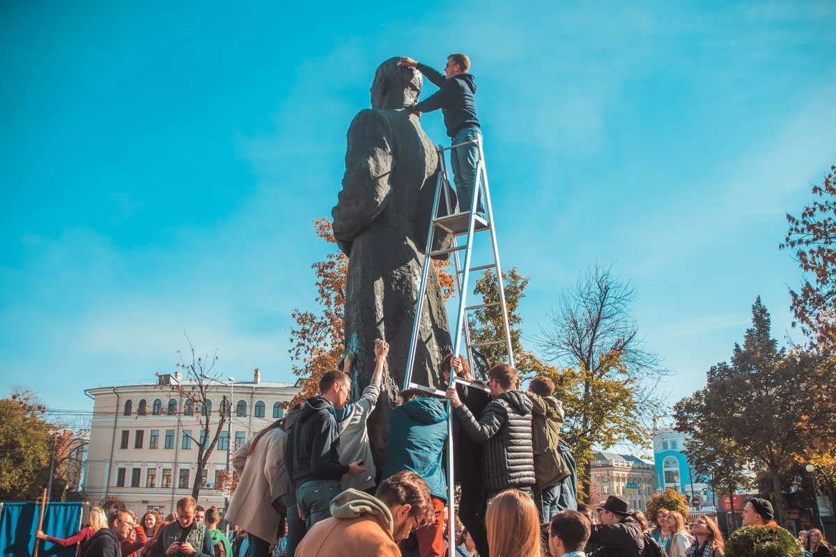 Люди в черном на Майдане, марш трансгендеров и смертельное ДТП с Dizel Show: неделя в фотографиях 8