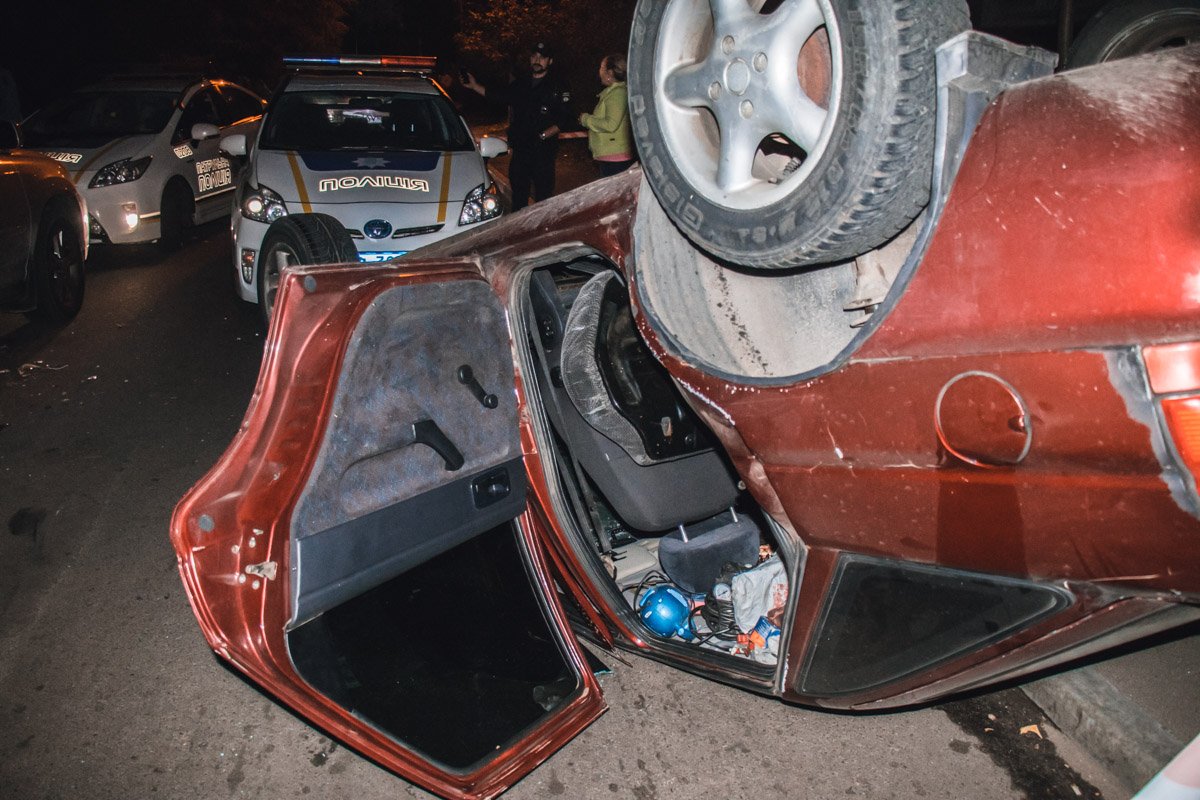 От удара Ford перевернулся на крышу От удара Ford перевернулся на крышу