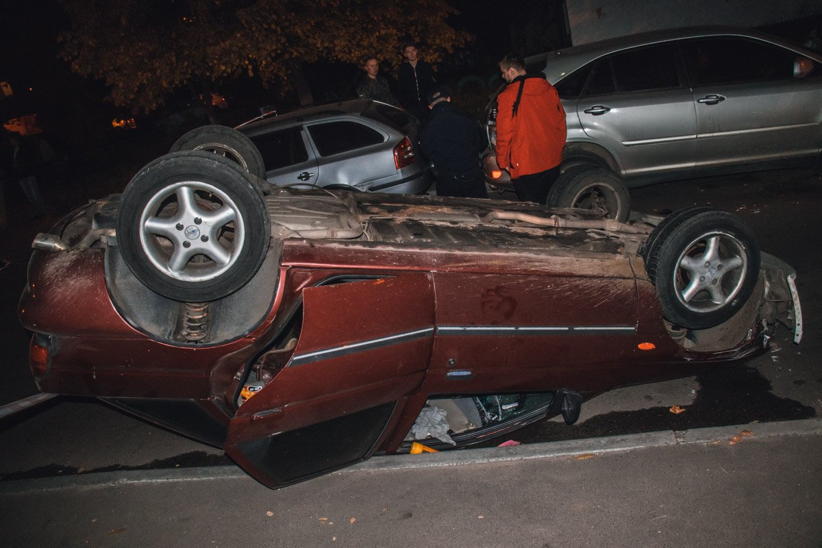 Мужчина чуть не сбил пожилую женщину, которая успела вовремя отпрыгнуть Мужчина чуть не сбил пожилую женщину, которая успела вовремя отпрыгнуть