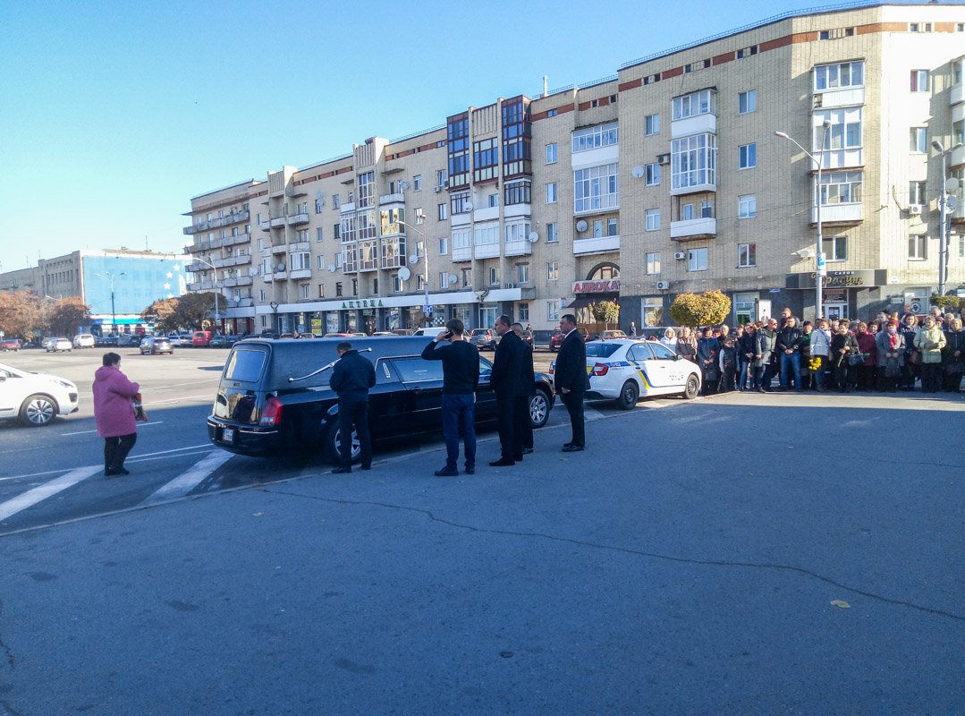 В 10:15 катафалк с телом Марины Поплавской в сопровождении кортежа полиции прибыл к зданию театра