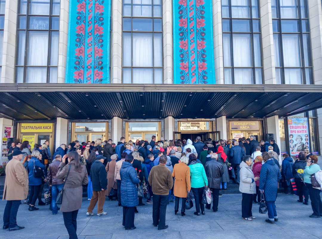 На церемонию прощания пришли около полутора тысяч человек 