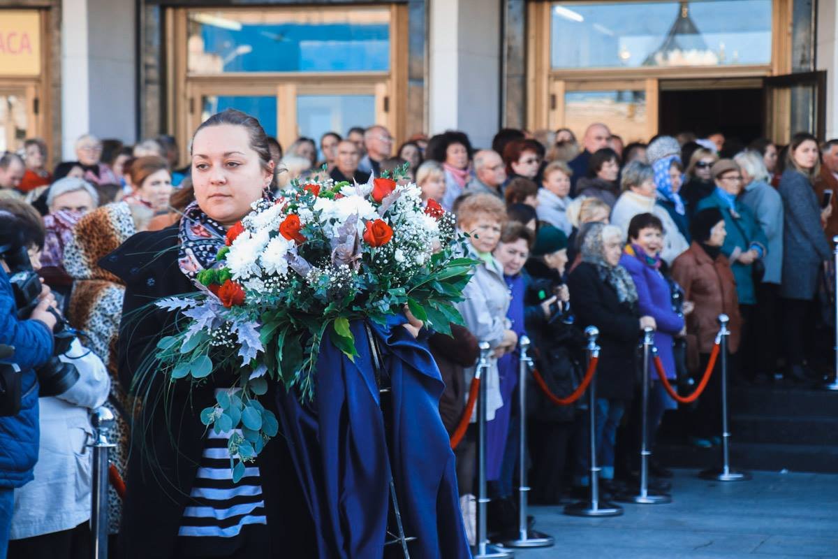 Гроб выносили под бурные апплодисменты