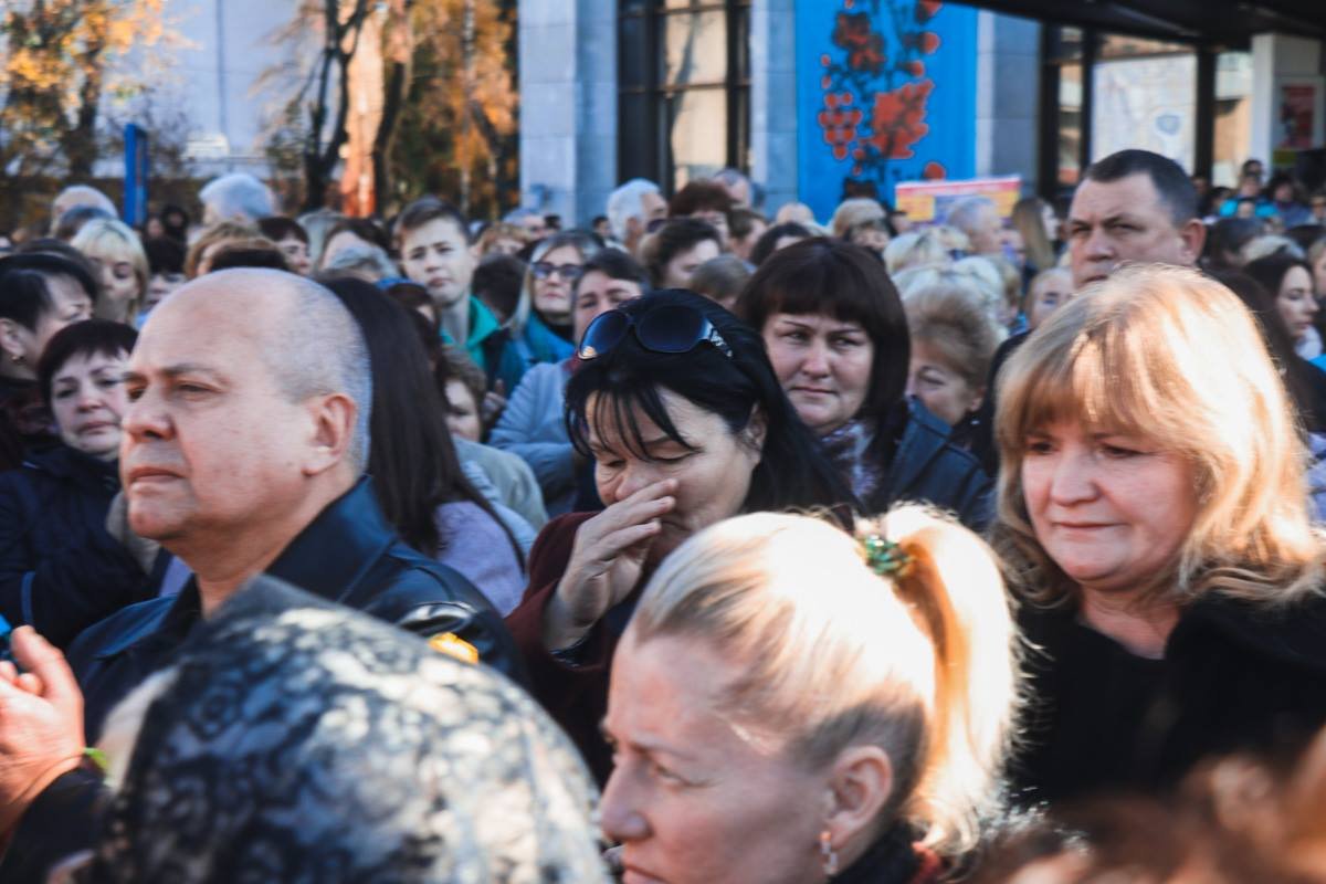 Люди, который пришли попрощаться с Мариной, не сдерживают слез