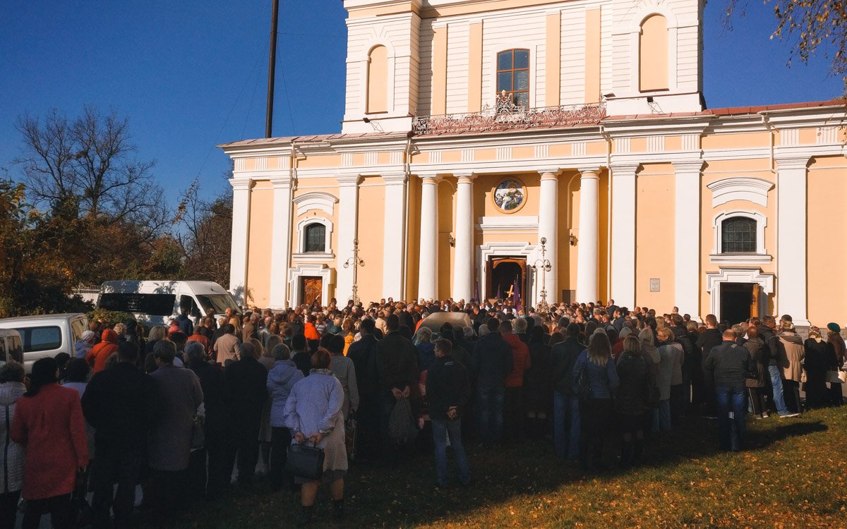 Очереди к собору, где проходит ритуал отпевания