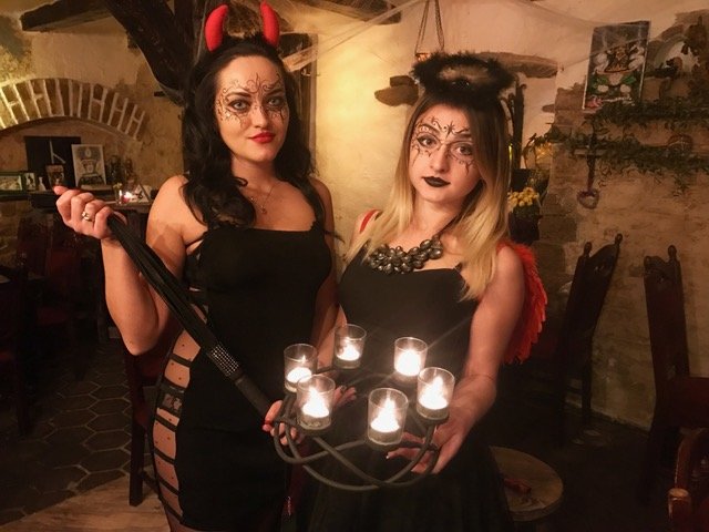 Девушки уже освоили черную магию