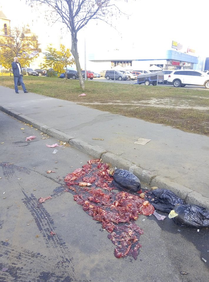 Рыбьи потроха оставили продавцы сезонной ярмарки Рыбьи потроха оставили продавцы сезонной ярмарки