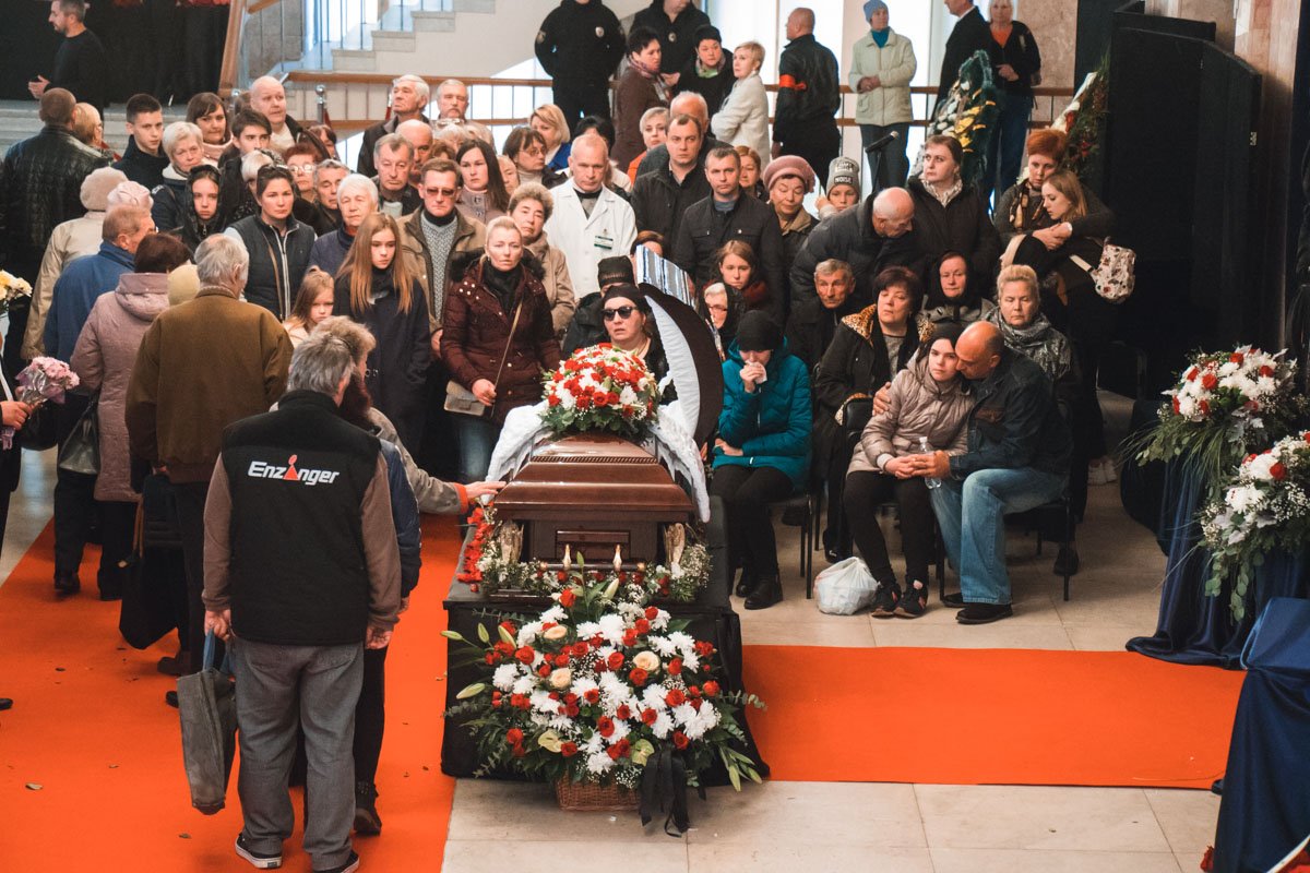 С актрисой пришли попрощаться несколько тысяч местных жителей