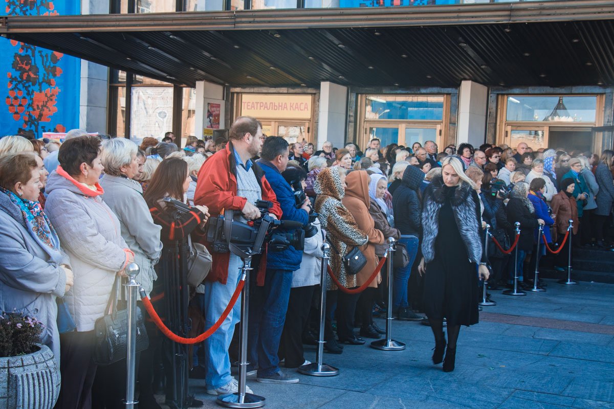 Гроб с погибшей актрисой выносили через живой коридор