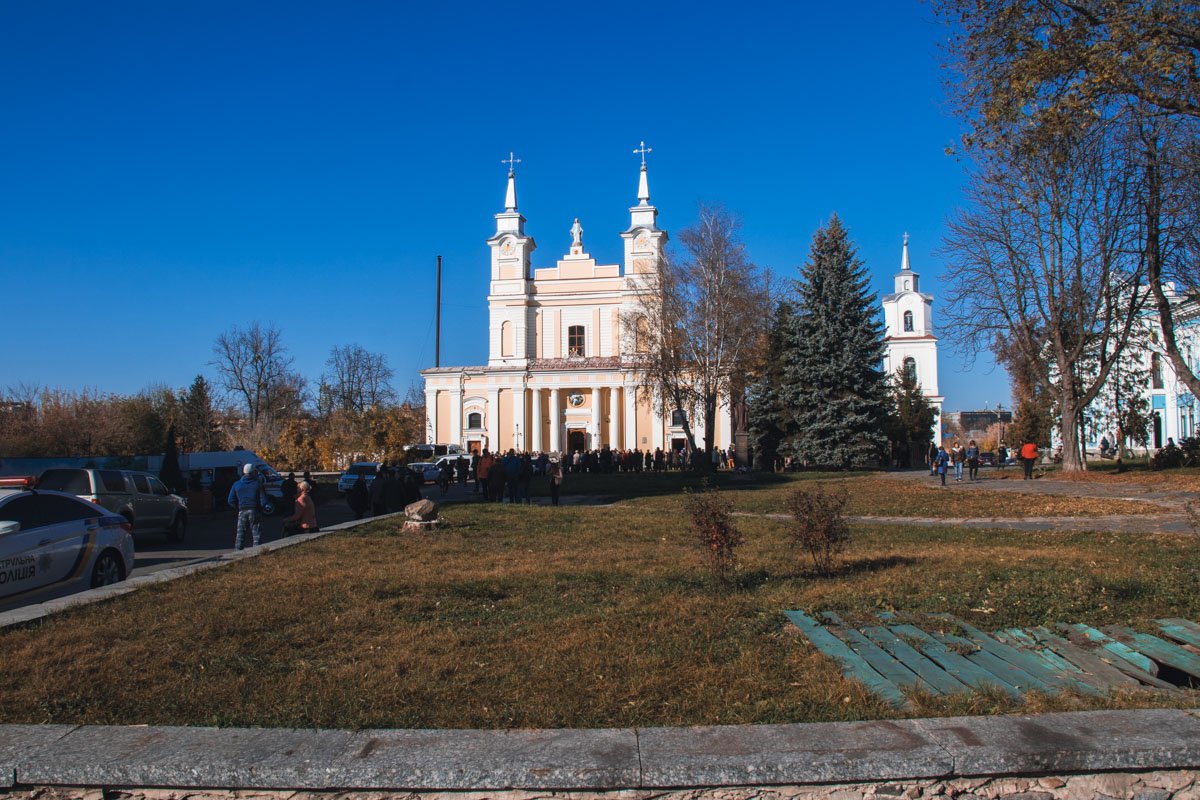 Местных жителей было так много, что все желающие не могли попасть внутрь