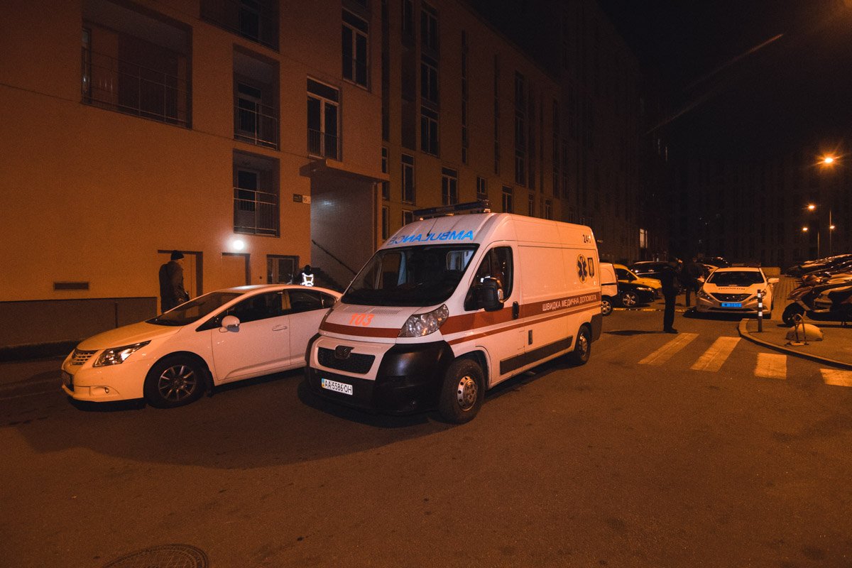 По данным правоохранителей, погибшей на вид 30-35 лет