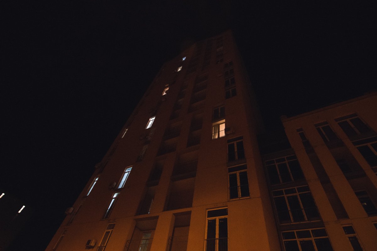 По словам очевидцев, женщина делала на балконе фото, стоя на руках