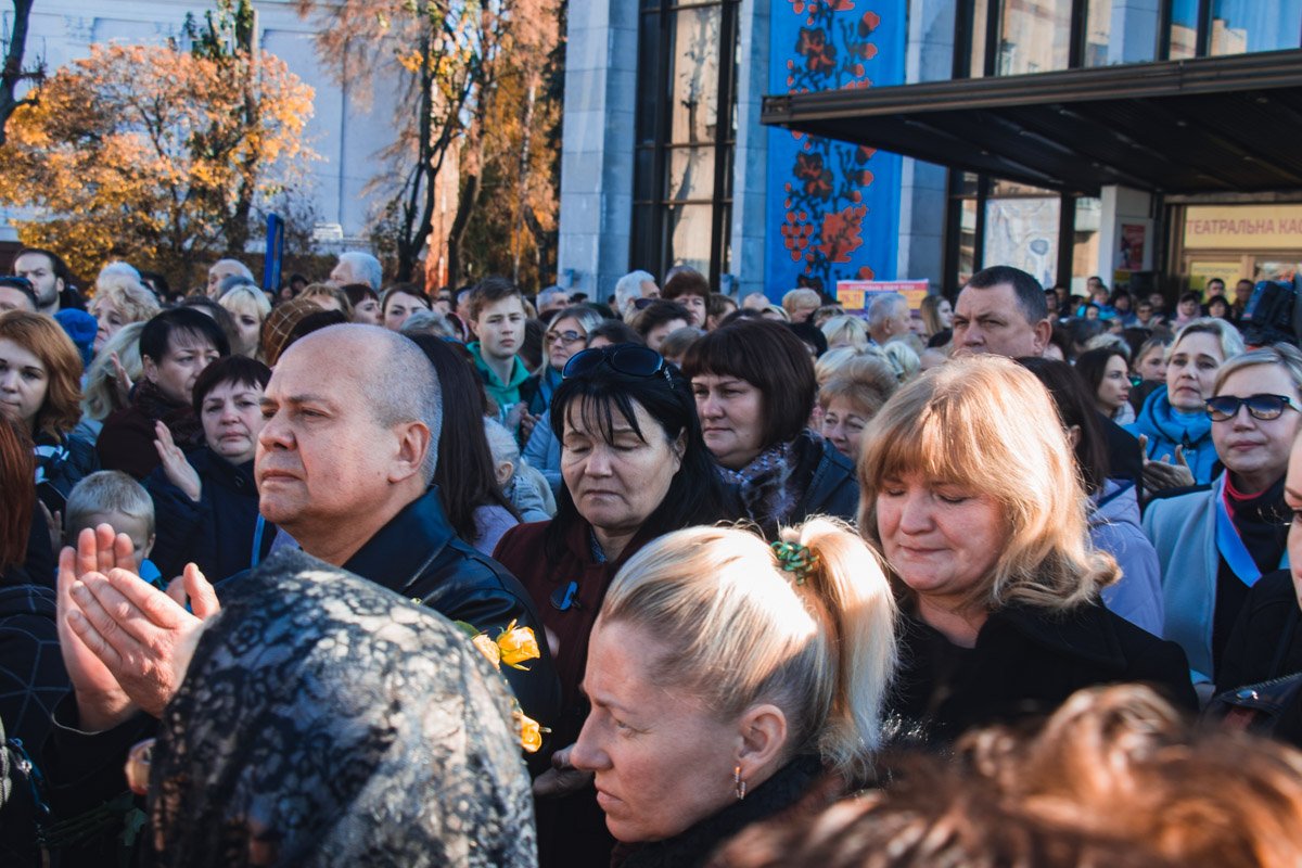 Проститься с Мариной Поплавской в Житомире пришли несколько тысяч человек Проститься с Мариной Поплавской в Житомире пришли несколько тысяч человек