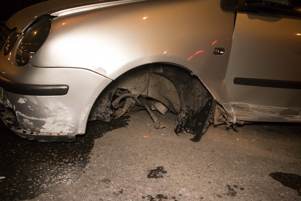 Он очень поздно заметил поворот и не справился с управлением