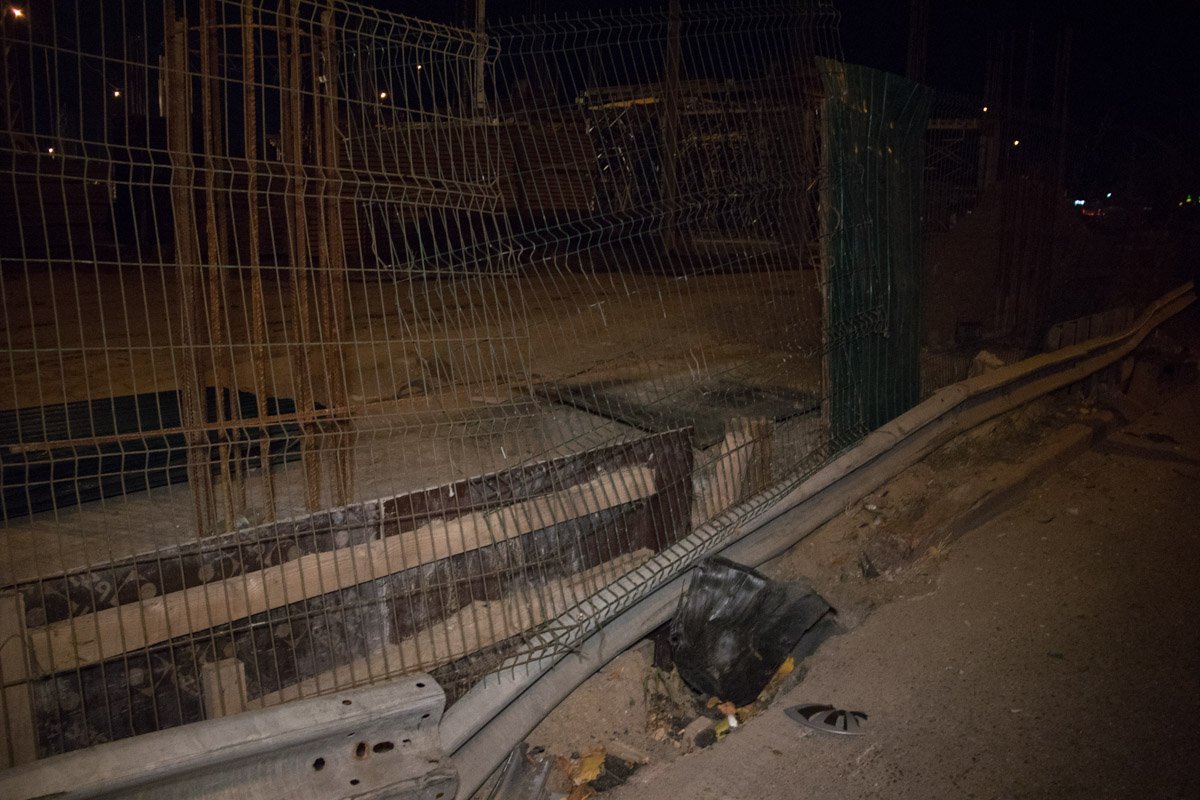 Его автомобиль понесло в оградительный забор, от удара у "немца" оторвало колесо и вытекло масло