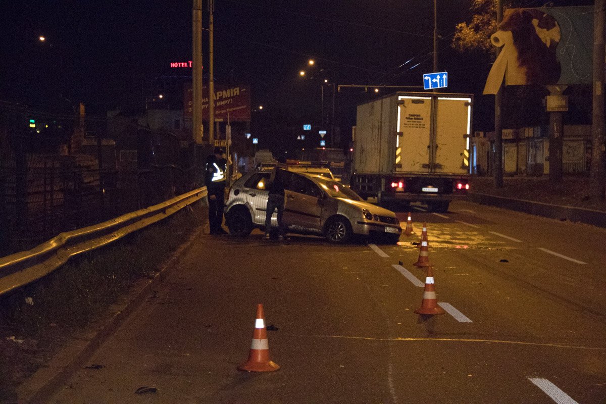 В результате столкновения, машина и ее обломки заняли почти две полосы дороги