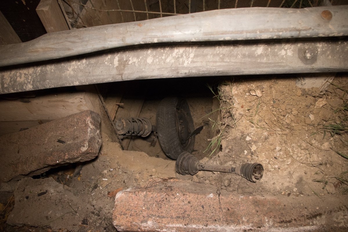 От удара, у автомобиля вырвало переднее колесо