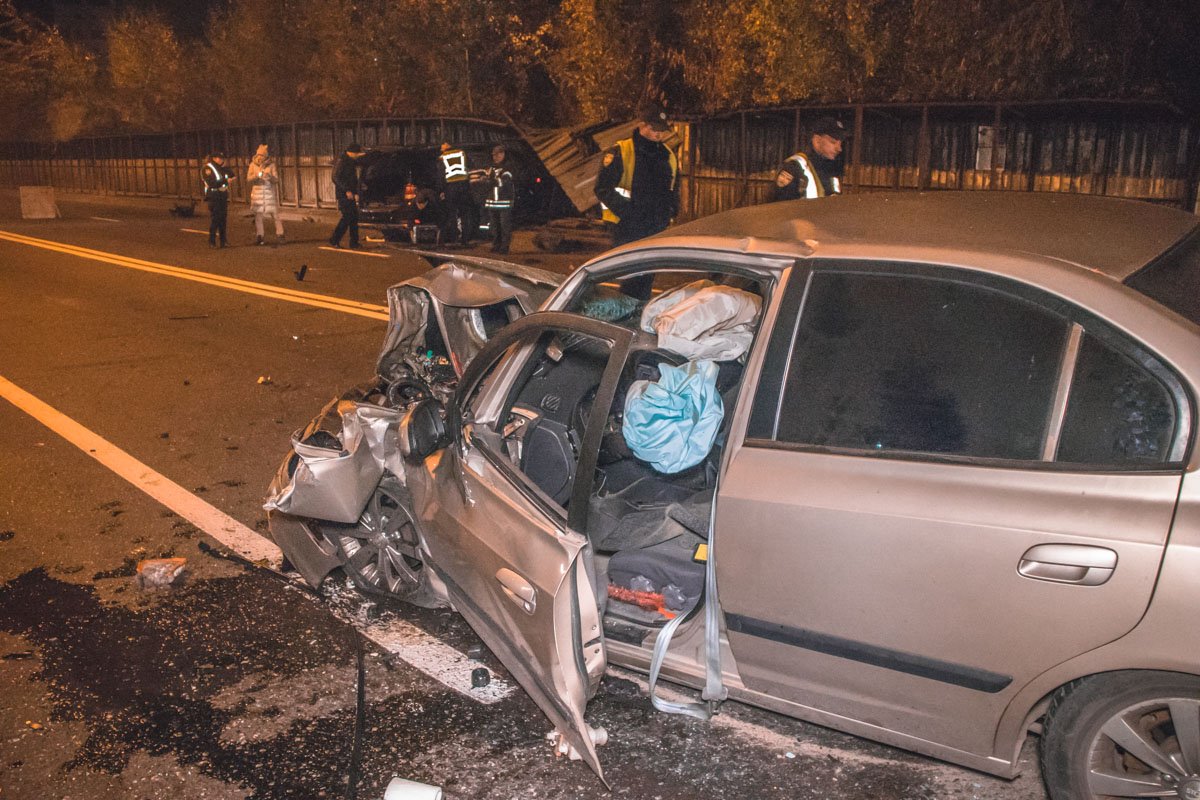В Киеве на пересечении улиц Короленковской с Деловой произошло ДТП с пострадавшими В Киеве на пересечении улиц Короленковской с Деловой произошло ДТП с пострадавшими