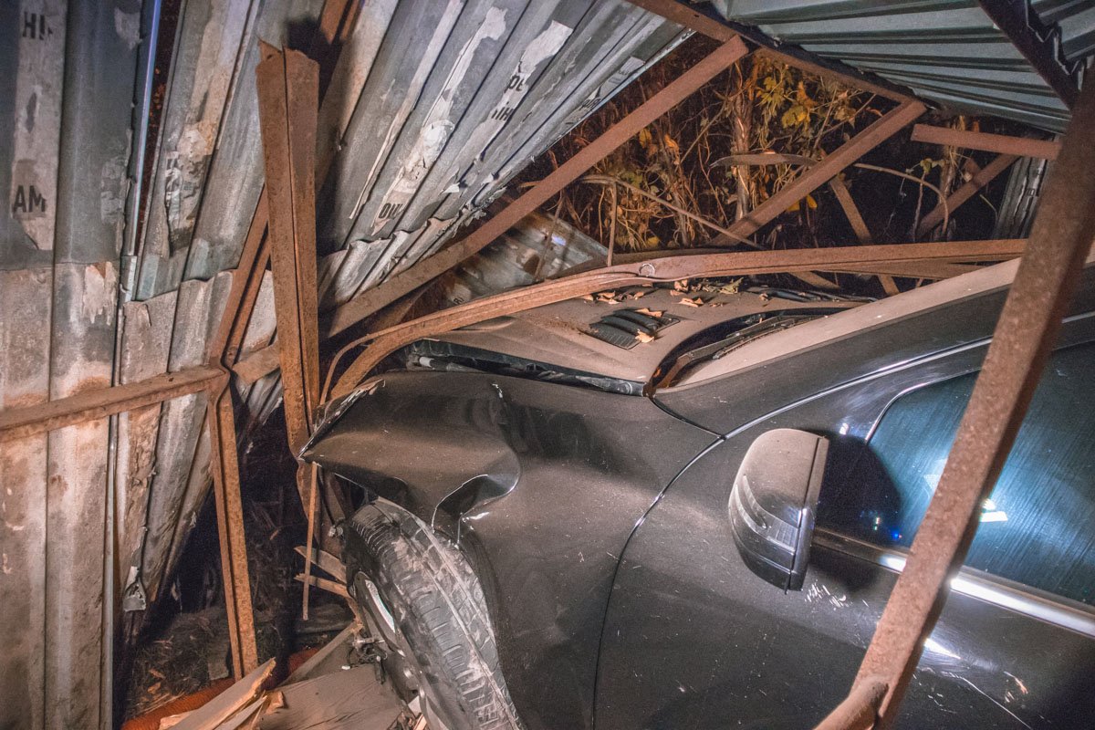 От удара Mercedes влетел в забор От удара Mercedes влетел в забор