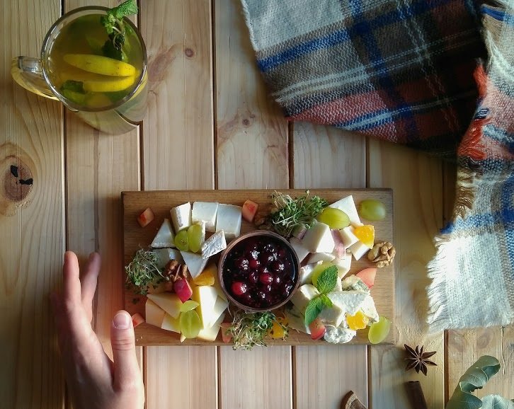 Под глинтвейн из белого вина отлично подходит сырная тарелка